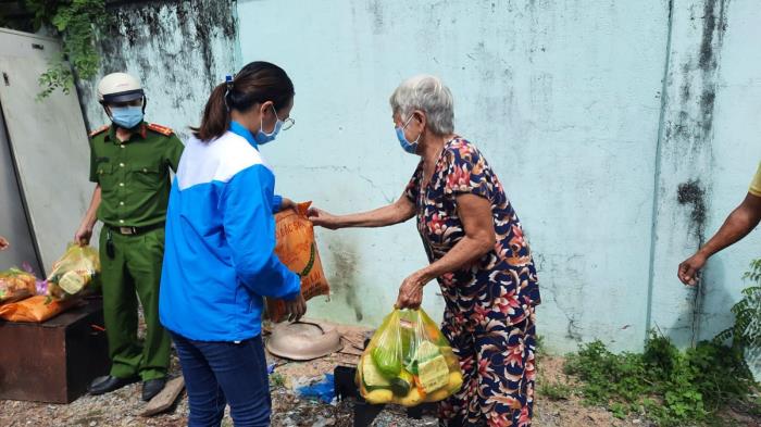 Trao quà đến người dân ở P.Phước Long A, P.Long Phước (ngày 17/09/2021)